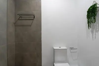Un baño de For You Rentals Puerta del Sol Apartments TEMPORAL PRE104B