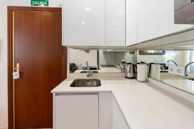 Una cocina o zona de cocina en For You Rentals Puerta del Sol Apartments TEMPORAL PRE104B