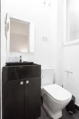 Un baño de For You Rentals Puerta del Sol Apartments TEMPORAL PRE104B