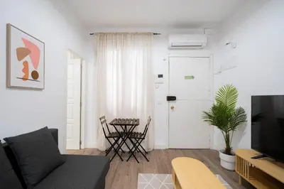 Plano de Steps to Gran Via Stylish 1BR in Chueca