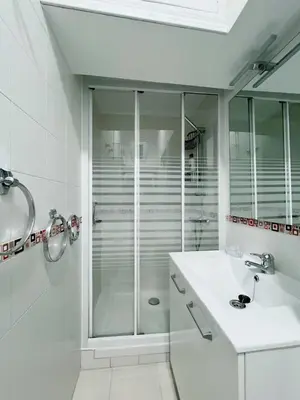 Un baño de Habitación Chueca 2D