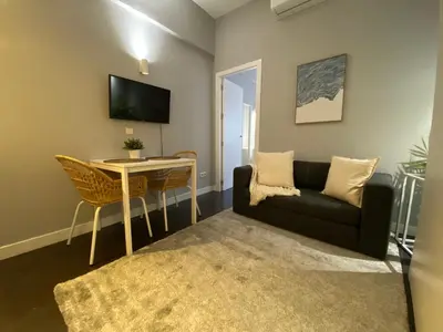 Una televisión o centro de entretenimiento en Apartamentos Chueca 6