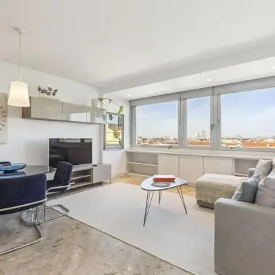 Modern 1-Bed Apartment with Panoramic Views