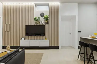Una televisión o centro de entretenimiento en Elegant 2BR Apartment in Conde Duque
