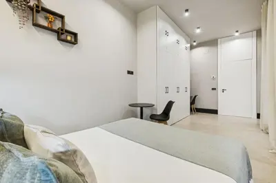 Cama o camas de una habitación en Elegant 2BR Apartment in Conde Duque