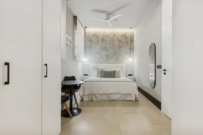 Cama o camas de una habitación en Elegant 2BR Apartment in Conde Duque