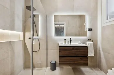 Un baño de Elegant 2BR Apartment in Conde Duque