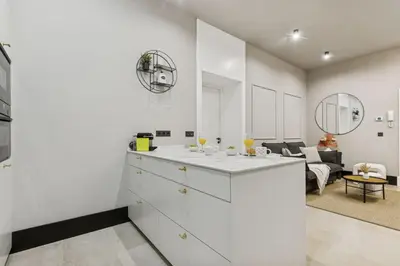 Plano de Elegant 2BR Apartment in Conde Duque