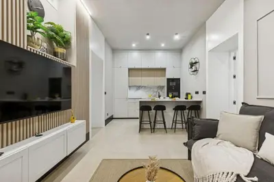 Una televisión o centro de entretenimiento en Elegant 2BR Apartment in Conde Duque