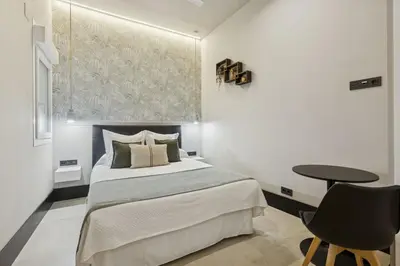 Cama o camas de una habitación en Elegant 2BR Apartment in Conde Duque