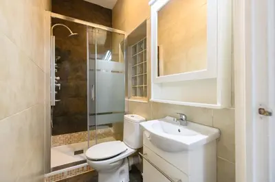 Un baño de JJU15503 - Dúplex con terraza en Goya, Barrio Salamanca - Alquiler temporal
