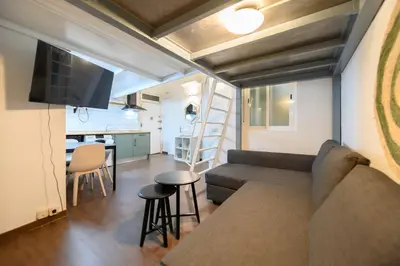 Una televisión o centro de entretenimiento en JJU15503 - Dúplex con terraza en Goya, Barrio Salamanca - Alquiler temporal