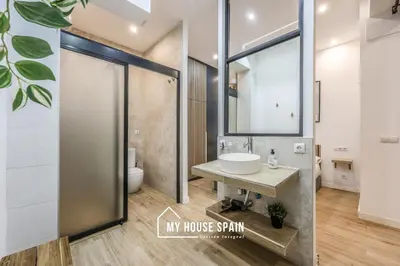 Un baño de MyHouseSpain - Acogedor apartamento cerca de Atocha II