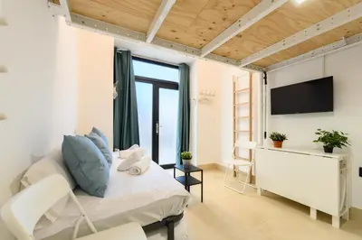Una televisión o centro de entretenimiento en RBL180 - Acogedor dúplex en Salamanca, Madrid - Alquiler temporal