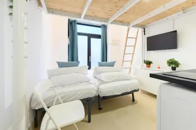 Una televisión o centro de entretenimiento en RBL180 - Acogedor dúplex en Salamanca, Madrid - Alquiler temporal