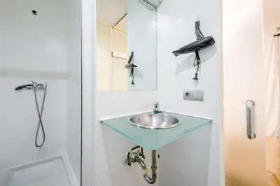 Un baño de Private Embajadores Apartment