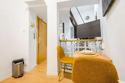 Una televisión o centro de entretenimiento en Private Apartment in La Latina