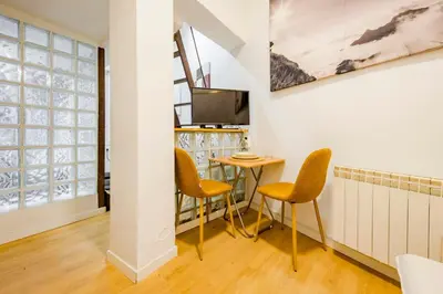 Una televisión o centro de entretenimiento en Private Apartment in La Latina