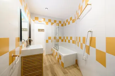 Un baño de DLM73 - Piso de 2 dormitorios en el Centro de Madrid, Sol - Temporal