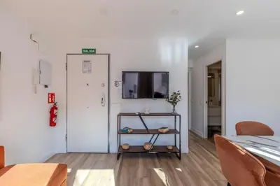 Una televisión o centro de entretenimiento en Bright and Fantastic 1H - Madrid Rio Apartment D