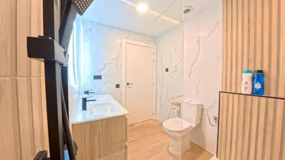 Un baño de Style and Comfort in Latina, Home for 4