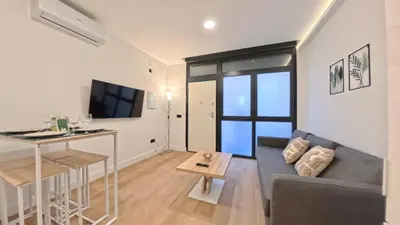 Una televisión o centro de entretenimiento en Style and Comfort in Latina, Home for 4
