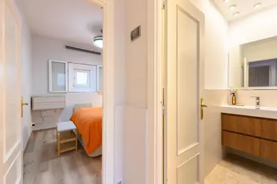 Un baño de OLM102BA - Amplio y luminoso piso de 2 dormitorios en el centro de Madrid - Alquiler temporal