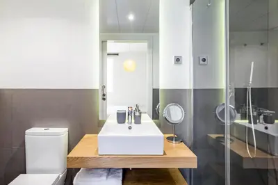 Un baño de Home Suite Home Gran Via, en pleno centro