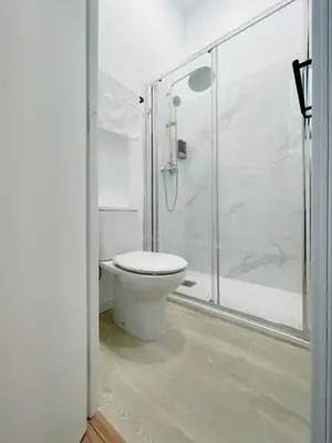 Un baño de Habitación Pedro Zerolo 7