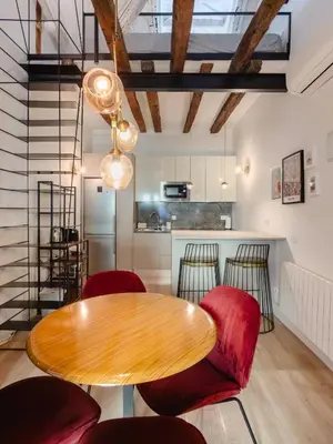 Una cocina o zona de cocina en The Hidden Loft, Antón Martín Metro