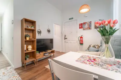 Una televisión o centro de entretenimiento en Modern comfortable -1 Bedroom 1Bath-Malasaña