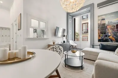 Una televisión o centro de entretenimiento en Gran Via Best Apartment