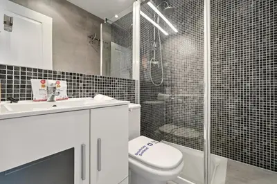 Un baño de Gran Via Best Apartment