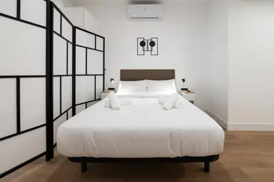 Cama o camas de una habitación en New Designer Studio Madrid - Next to Casa de Campo