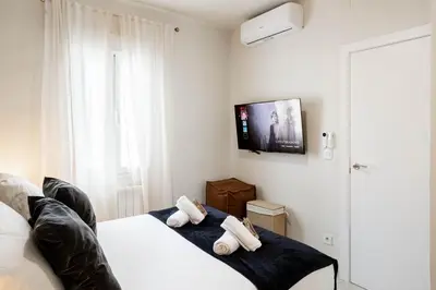 Una televisión o centro de entretenimiento en Premium apartment in Retiro Madrid