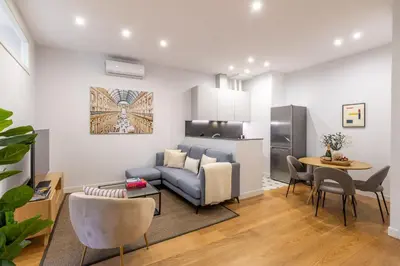 Una cocina o zona de cocina en Bright 2-Bed Apartment in Las Letras Madrid