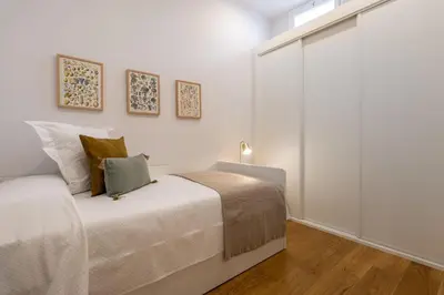 Cama o camas de una habitación en Bright 2-Bed Apartment in Las Letras Madrid