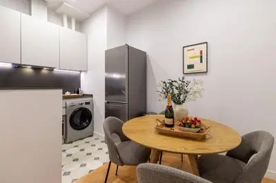 Una cocina o zona de cocina en Bright 2-Bed Apartment in Las Letras Madrid