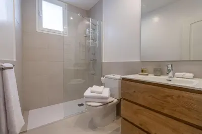 Un baño de Bright 2-Bed Apartment in Las Letras Madrid