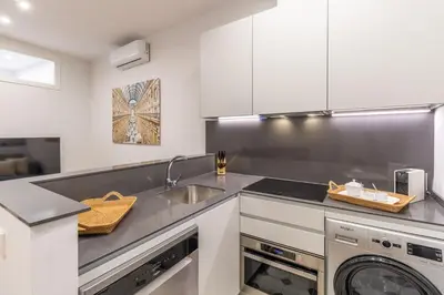 Una cocina o zona de cocina en Bright 2-Bed Apartment in Las Letras Madrid
