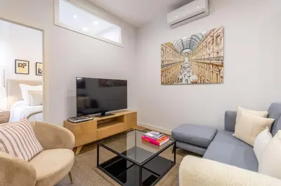 Una televisión o centro de entretenimiento en Bright 2-Bed Apartment in Las Letras Madrid