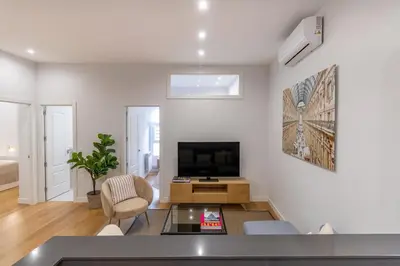 Una televisión o centro de entretenimiento en Bright 2-Bed Apartment in Las Letras Madrid