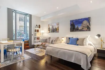 Cama o camas de una habitación en Stylish Studio for 2 in Central Madrid