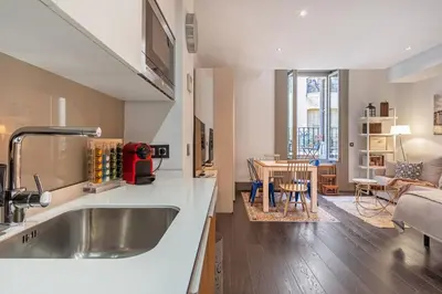 Una cocina o zona de cocina en Stylish Studio for 2 in Central Madrid