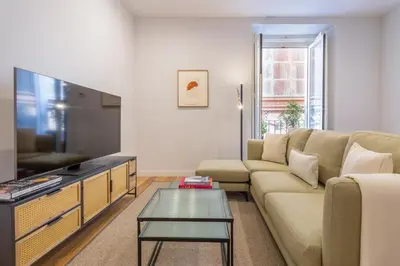 Una televisión o centro de entretenimiento en Charming Apartment in the Heart of Las Letras