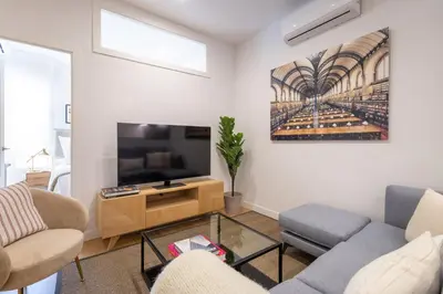 Una televisión o centro de entretenimiento en Chic 2-Bed Apartment in Las Letras Madrid