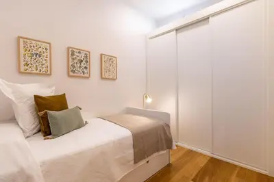 Cama o camas de una habitación en Chic 2-Bed Apartment in Las Letras Madrid
