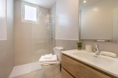 Un baño de Chic 2-Bed Apartment in Las Letras Madrid