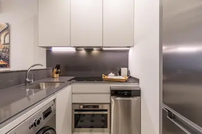 Una cocina o zona de cocina en Chic 2-Bed Apartment in Las Letras Madrid