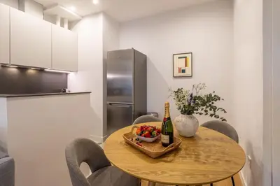 Una cocina o zona de cocina en Chic 2-Bed Apartment in Las Letras Madrid